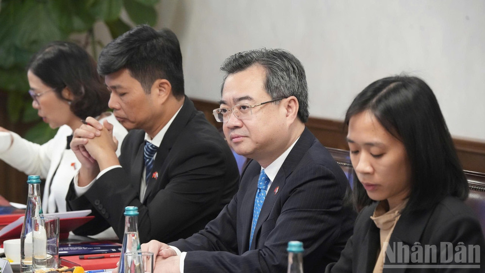 Đồng chí Nguyễn Thanh Nghị phát biểu ý kiến.