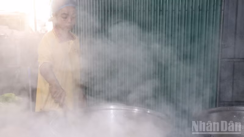 Nấu đường thốt nốt truyền thống.