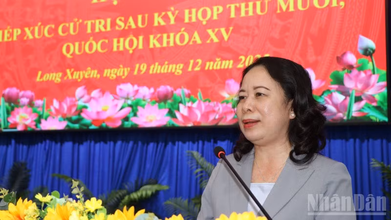 Phó Chủ tịch nước Võ Thị Ánh Xuân phát biểu tại buổi tiếp xúc cử tri phường Long Xuyên.