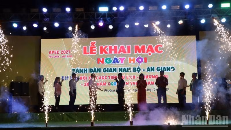 Quang cảnh khai mạc ngày hội.