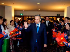 Cán bộ, nhân viên Đại sứ quán, cộng đồng người Việt Nam tại Australia đón Tổng Bí thư, Chủ tịch nước Tô Lâm. Ảnh: Thống Nhất