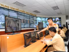 Giám sát từ trung tâm điều hành giúp giảm lực lượng làm nhiệm vụ trực tiếp trên đường. Ảnh | Trần Hải