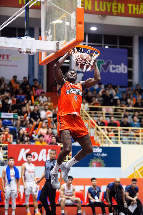 Karachi Edo úp rổ ghi điểm cho Danang Dragons. (Ảnh: VBA)