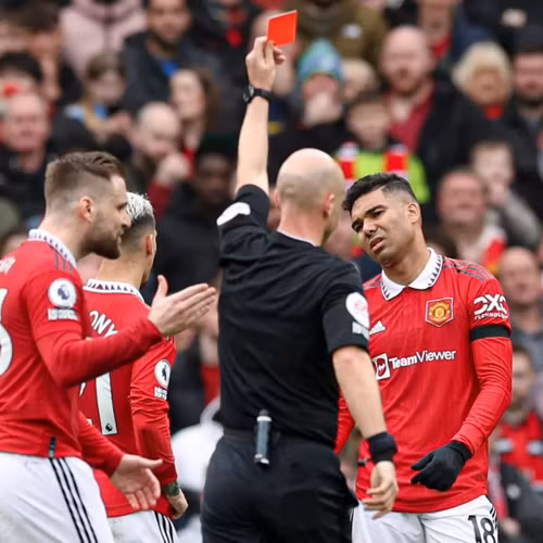 Casemiro không chỉ sa sút mà còn gây thất vọng với những thẻ đỏ liên tiếp. Casemiro không chỉ sa sút mà còn gây thất vọng với những thẻ đỏ liên tiếp.