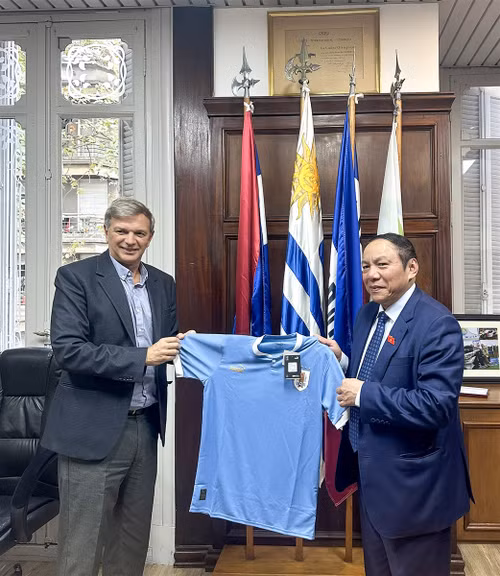 Ông Sebastián Bauzá Bộ trưởng Thể thao Uruguay tặng quà lưu niệm cho Bộ trưởng Bộ Văn hóa, Thể thao và Du lịch Nguyễn Văn Hùng. (Ảnh: CTV)