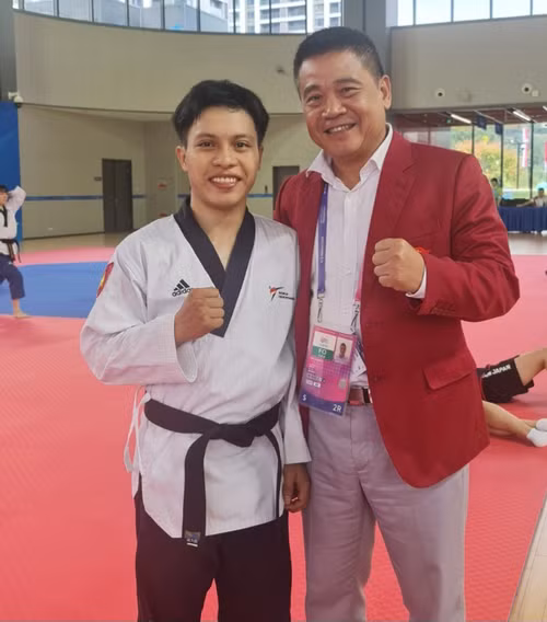 Võ sĩ Trần Hồ Duy và Phó Trưởng phòng thể thao thành tích cao 1 Vũ Xuân Thành. (Ảnh: Đoàn Thể thao Việt Nam) Võ sĩ Trần Hồ Duy và Phó Trưởng phòng thể thao thành tích cao 1 Vũ Xuân Thành. (Ảnh: Đoàn Thể thao Việt Nam)