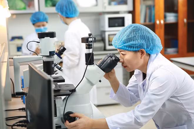 Hoạt động nghiên cứu sản phẩm mới trong phòng thí nghiệm của Viện Hàn lâm. (Ảnh: VÂN NGA)