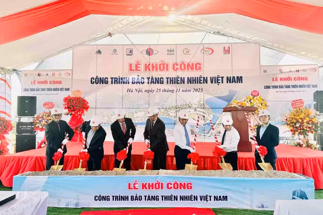 Các đại biểu thực hiện nghi thức khởi công công trình Bảo tàng Thiên nhiên Việt Nam. (Ảnh: Hiếu Giang)