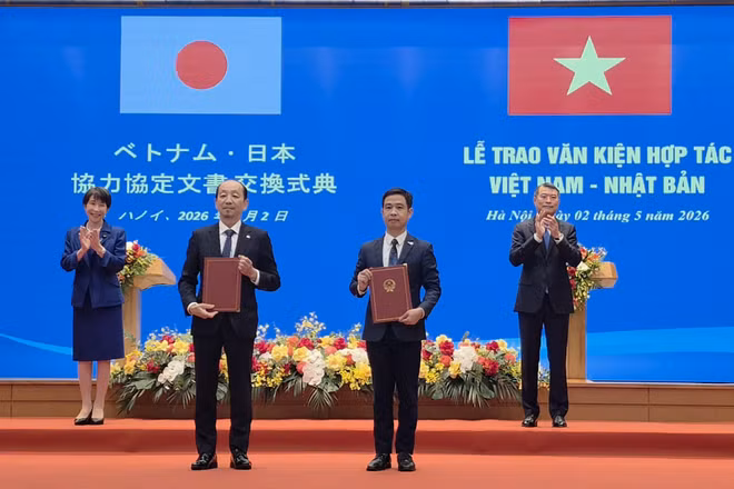 Tiến sĩ Lê Xuân Huy, Phó Tổng Giám đốc VNSC và ông Yasuo Ishii, Phó Chủ tịch cấp cao JAXA trao thỏa thuận hợp tác. (Ảnh: VNSC)