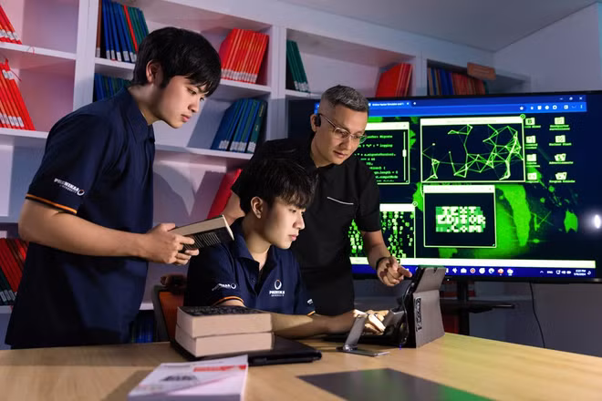 Hướng dẫn sinh viên Đại học Phenikaa "thực chiến" chống lại các cuộc tấn công trên không gian mạng. Ảnh: Ngọc Thơm