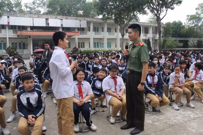 Công an tỉnh Hưng Yên hướng dẫn học sinh tự bảo vệ mình trên không gian mạng.