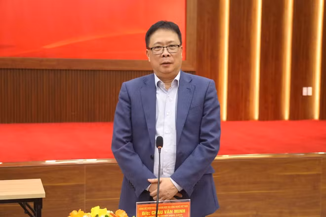 Giáo sư, Viện Sĩ Châu Văn Minh phát biểu tại hội nghị. (Ảnh: Hữu Hảo)