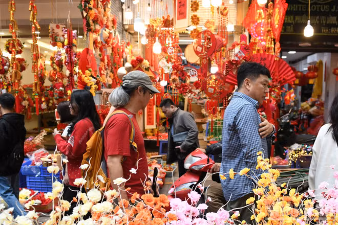 Du khách khám phá phố Hàng Mã (Hà Nội) dịp Tết. (Ảnh: THÀNH ĐẠT)