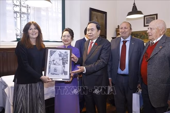 Chủ tịch Quốc hội thăm nơi lưu dấu ấn Chủ tịch Hồ Chí Minh tại thành phố Milan, Italy