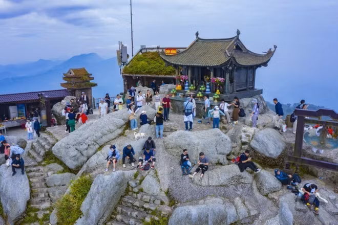 Khách du lịch tại chùa Đồng - ngôi chùa nằm trên đỉnh cao nhất của núi Yên Tử. (Ảnh: TTXVN)