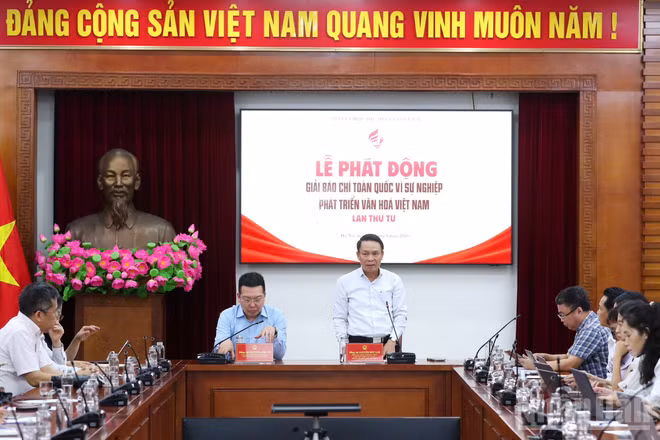 Nhà báo Nguyễn Đức Lợi, Phó Chủ tịch Thường trực Hội Nhà báo Việt Nam phát biểu tại sự kiện. (Ảnh: TRẦN HUẤN)