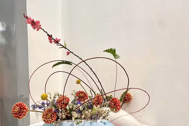 Tác phẩm "Cầu xuân" của Lê Thị Hồng Minh trong triển lãm hoa đạo "Gió Đông". (Ảnh minh họa: CHIÊU ANH)