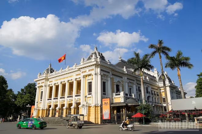 Nhà hát lớn Hà Nội - điểm đến thu hút đông đảo khách du lịch tham quan khi ghé Thủ đô. (Ảnh: THẾ ĐẠI)