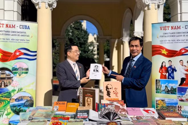 Đoàn Việt Nam giới thiệu với bạn tác phẩm “Thư gửi nước Mỹ” của Chủ tịch Hồ Chí Minh.