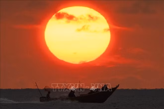 Mặt trời đỏ rực buổi bình minh tại Kuantan, bang Pahang, Malaysia. (Ảnh tư liệu: TTXVN)