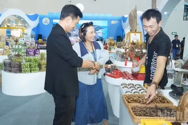 Du khách tìm hiểu về sản phẩm trầm hương được công nhận OCOP 4 sao tại cơ sở Trầm hương Đặng Gia Khánh Hòa ở Tu Bông, Khánh Hòa. (Ảnh: NGUYỄN TRUNG)