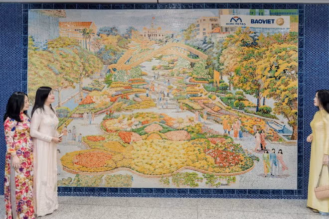 Người dân chiêm ngưỡng tác phẩm trong Dự án Trang trí nghệ thuật Ga Metro Bến Thành.