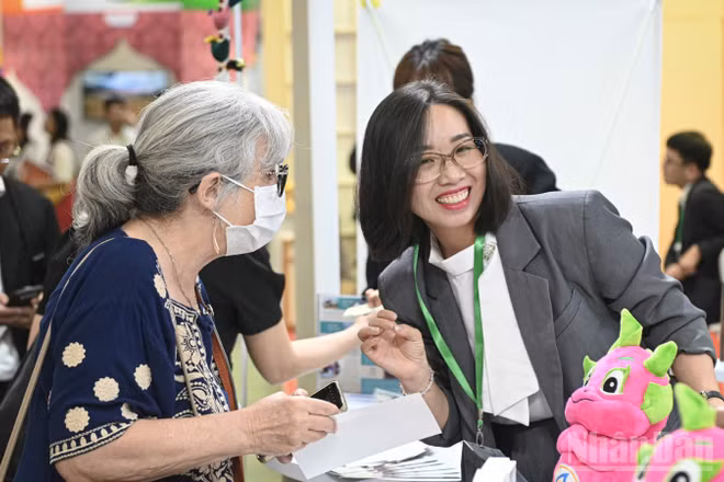 VITM Hà Nội 2025 thu hút đông đảo du khách, các tổ chức, doanh nghiệp kinh doanh dịch vụ du lịch, lữ hành trong nước và quốc tế quan tâm. (Ảnh: SƠN TÙNG)