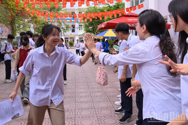 Thí sinh hân hoan bước ra khỏi phòng thi.