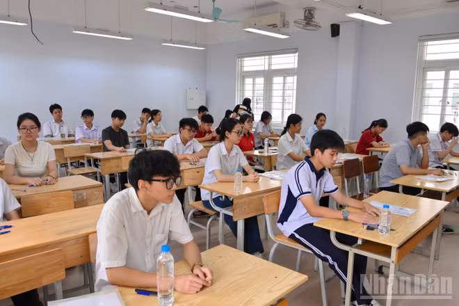 Sáng 30/5, các thí sinh làm bài thi môn Ngữ văn của kỳ thi tuyển sinh vào lớp 10 trung học phổ thông công lập năm học 2026-2027 của thành phố Hà Nội.