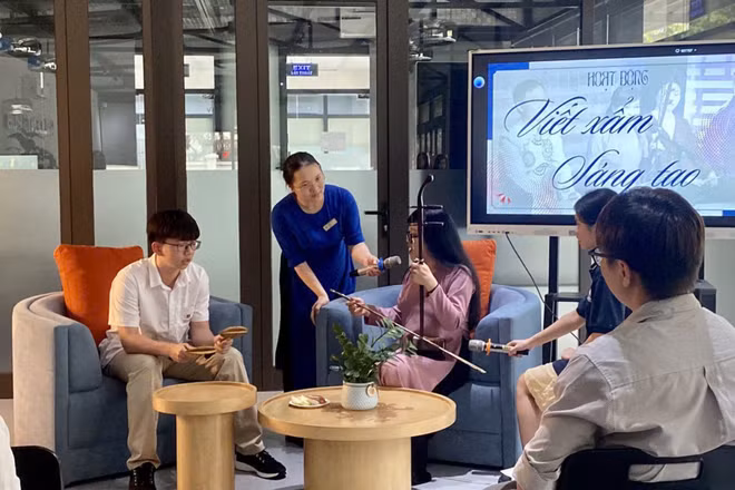Nghệ nhân Mai Tuyết Hoa chia sẻ về xẩm với các học sinh. 