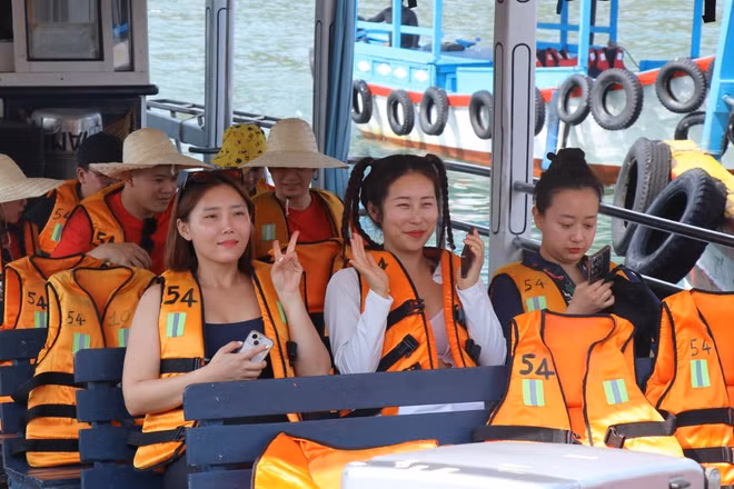 Du khách Hàn Quốc hào hứng khi được khám phá các đảo ở Nha Trang. (Ảnh: TTXVN)