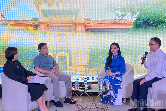 Các diễn giả thảo luận tại tọa đàm "Triển vọng không gian văn hóa-sáng tạo trong hệ sinh thái Đại học Quốc gia Hà Nội". (Ảnh: CHIÊU ANH)