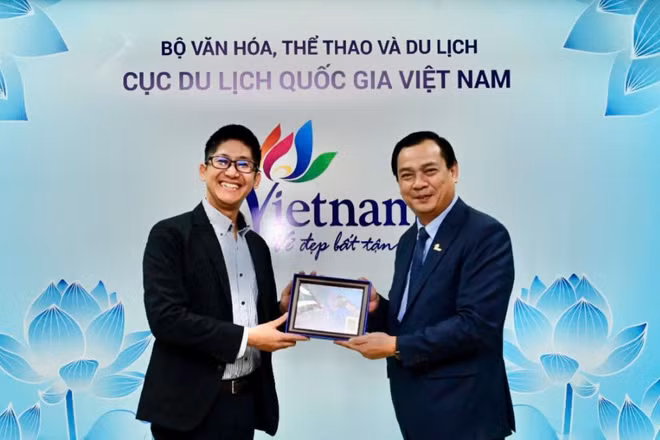 Cục trưởng Du lịch Quốc gia Việt Nam Nguyễn Trùng Khánh trao quà lưu niệm cho ông Yukihito Arima. (Ảnh: TITC)