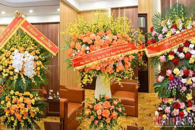 Lãnh đạo Đảng, Nhà nước đã gửi lẵng hoa chúc mừng Báo Nhân Dân nhân kỷ niệm 101 năm Ngày Báo chí Cách mạng Việt Nam.