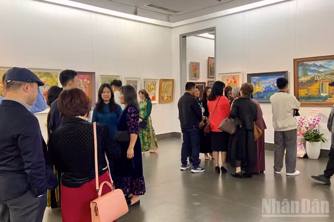 "Miền xanh" thu hút sự quan tâm của đông đảo công chúng yêu hội họa.