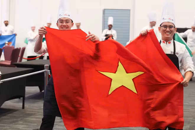 Cờ đỏ sao vàng tung bay trên đấu trường Global Chefs Challenge Finals 2026.