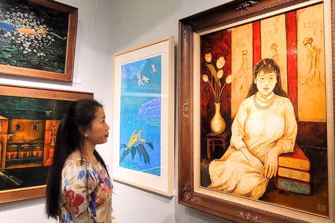 Công chúng thưởng thức tác phẩm tại không gian triển lãm “Sắc màu hữu nghị". (Ảnh: TTXVN)