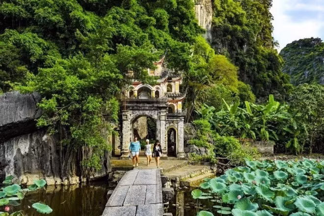 Khách du lịch tham quan chùa Bích Động - di tích thuộc Quần thể danh thắng Tràng An-Tam Cốc-Bích Động. (Ảnh: TTXVN)