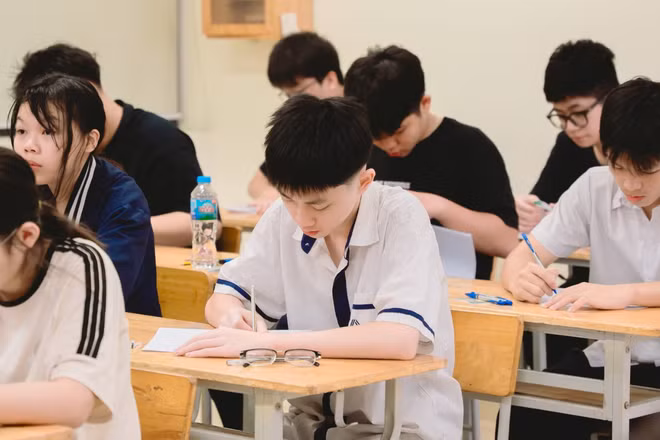Trước đó, nhà trường đã tổ chức các kỳ thi thử vào lớp 10 nhằm giúp các học sinh rà soát kiến thức và làm quen với tâm lý phòng thi thực tế.