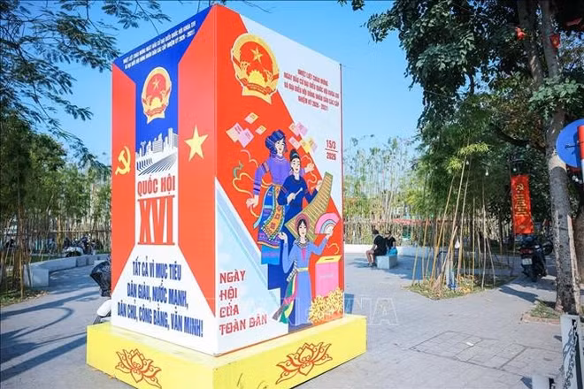 Khẩu hiệu cổ động được bố trí nổi bật, góp phần tạo không khí phấn khởi trước ngày bầu cử. (Ảnh: TTXVN)