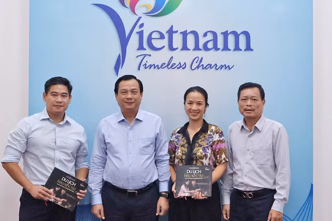 Cục trưởng Du lịch Quốc gia Việt Nam Nguyễn Trùng Khánh cùng Đại sứ Việt Nam tại Tây Ban Nha Đỗ Hoàng Linh và Đại sứ Việt Nam tại Brunei Đỗ Thùy Dương. (Ảnh: TITC)