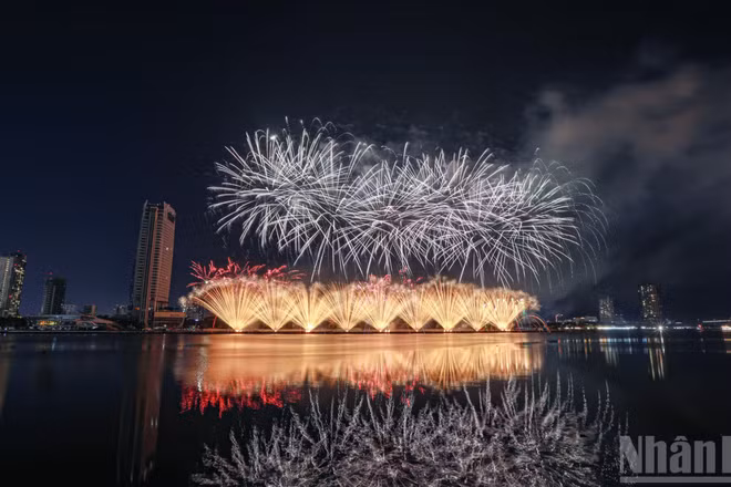 Những màn pháo hoa rực tỡ thắp sáng bầu trời Đà Nẵng về đêm luôn thu hút khách du lịch chiêm ngưỡng khi ghé thăm thành phố này. (Ảnh: TÙNG LÂM)