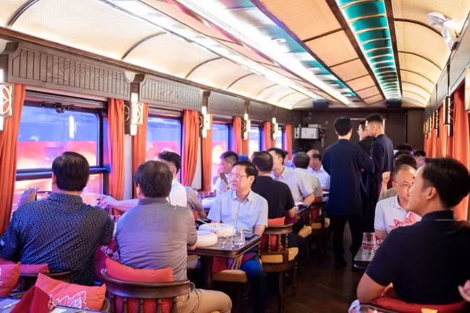 Du khách trải nghiệm tàu hỏa hạng sang SJourney. (Ảnh: TITC)
