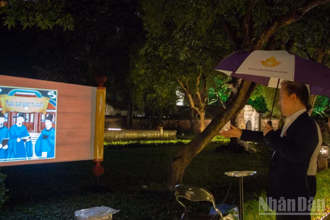 Bằng việc sử dụng công nghệ 3D Mapping, phối hợp cùng kỹ thuật dàn dựng ánh sáng và âm thanh chuyên nghiệp, tour du lịch đêm tại di tích Văn Miếu-Quốc Tử Giám đã mang lại cho khách tham quan nhiều trải nghiệm thú vị. (Ảnh: HÀ NAM)
