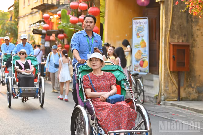 Du khách trải nghiệm xích-lô, tham quan phố cổ Hội An. (Ảnh: THẾ ĐẠI)