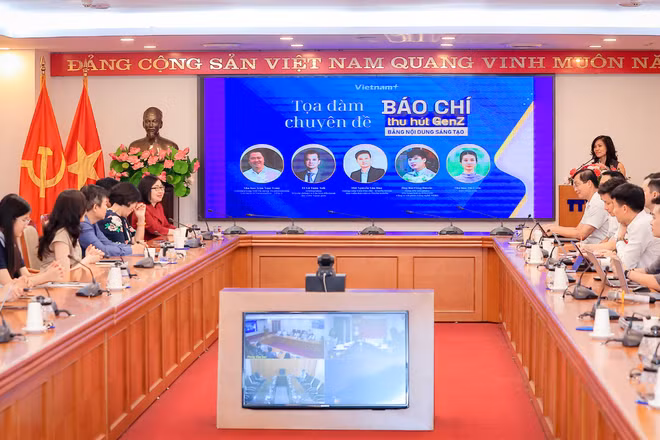 Tọa đàm “Báo chí thu hút gen Z bằng nội dung sáng tạo” thu hút sự tham gia của các chuyên gia, nhà quản lý về báo chí-truyền thông, cùng đông đảo công chúng Gen Z. (Ảnh: VietnamPlus)