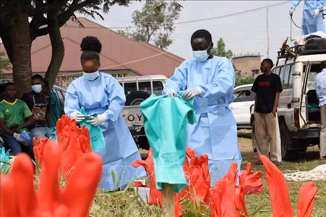 Nhân viên y tế tiến hành khử trùng tại trung tâm điều trị Ebola ở Rwampara, Cộng hòa Dân chủ Công Gô. (Ảnh: THX/TTXVN)
