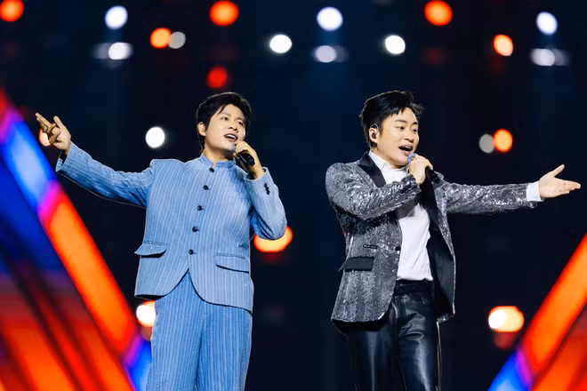 Màn song ca ăn ý của nhạc sĩ Nguyễn Văn Chung và ca sĩ Tùng Dương tại chương trình "Tổ quốc trong tim".
