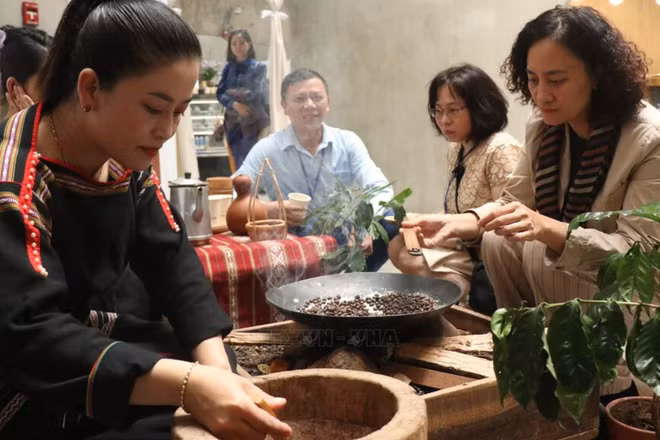 Du khách sẽ có cơ hội thưởng thức ẩm thực, trải nghiệm không gian cà-phê và văn hóa dịp cuối tuần. (Ảnh: TTXVN)