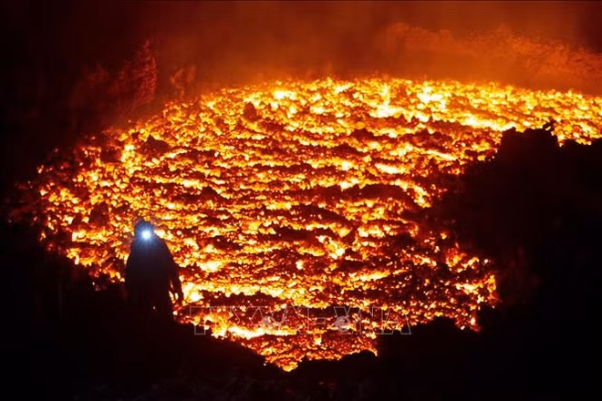 Dung nham phun trào từ miệng núi lửa tại Bán đảo Kamchatka của Nga ngày 16/3/2021. (Ảnh tư liệu: TTXVN)